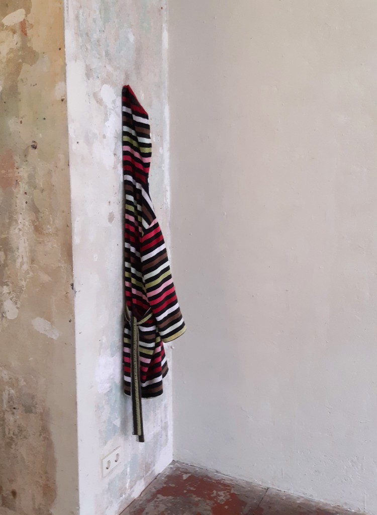 I am always on time, easily and effortlessly: Bathrobe with voice recording- Louise Hay, 50 min. of positive affirmations /  https://www.youtube.com/watch?v=SkGtqFnStx0&t=6s ( 3 - 52,43 min)